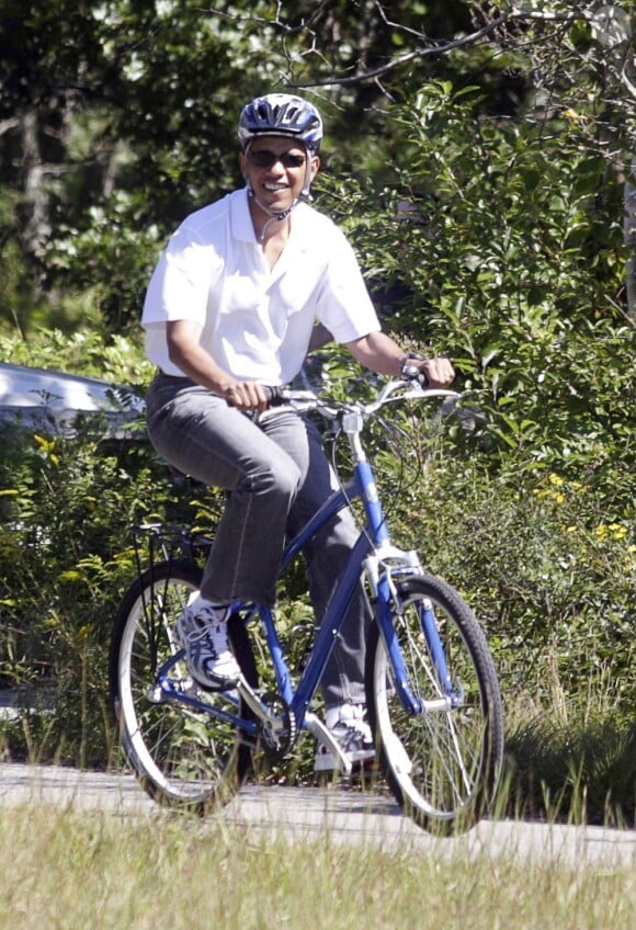 Barack Obama à vélo, prudent et équipé, mais détendu.