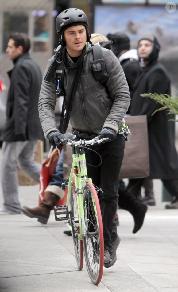 Zac Efron à vélo, mais pas vraiment...