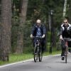 Le Premier ministre russe Vladimir Putin et le president russe Dmitry Medvedev à vélo, incognito