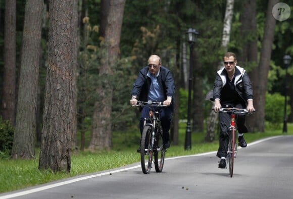 Le Premier ministre russe Vladimir Putin et le president russe Dmitry Medvedev à vélo, incognito