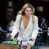 Ashley Hart à vélo, toujours avec son smartphone