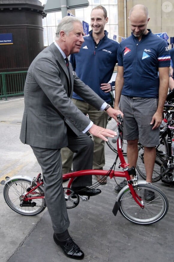 Le Prince Charles à vélo, tout petit, décalé, so british !