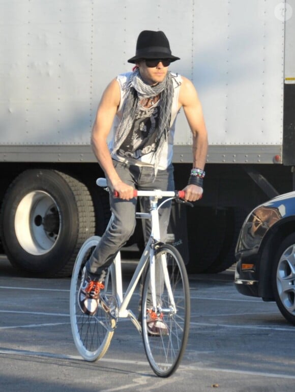 Jared Leto à vélo, chapeau et foulard...