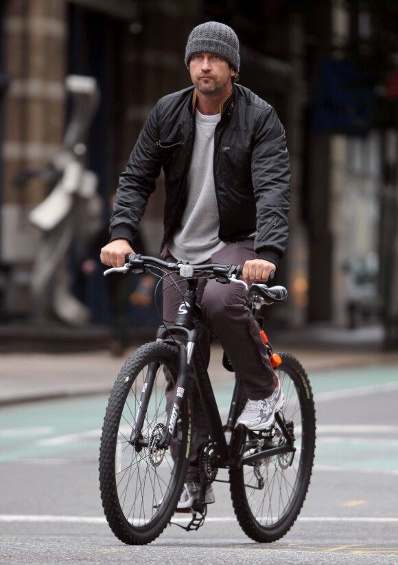 Gerard Butler à vélo, un bonnet pour seule protection