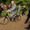Le Prince Charles à vélo, sous bonne escorte