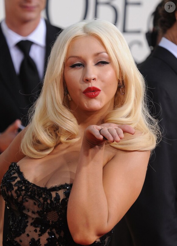 Christina Aguilera se la joue Marilyn Monroe sur le tapis rouge des Golden Globe Awards. Réussi ? Los Angeles, 16 janvier 2011.