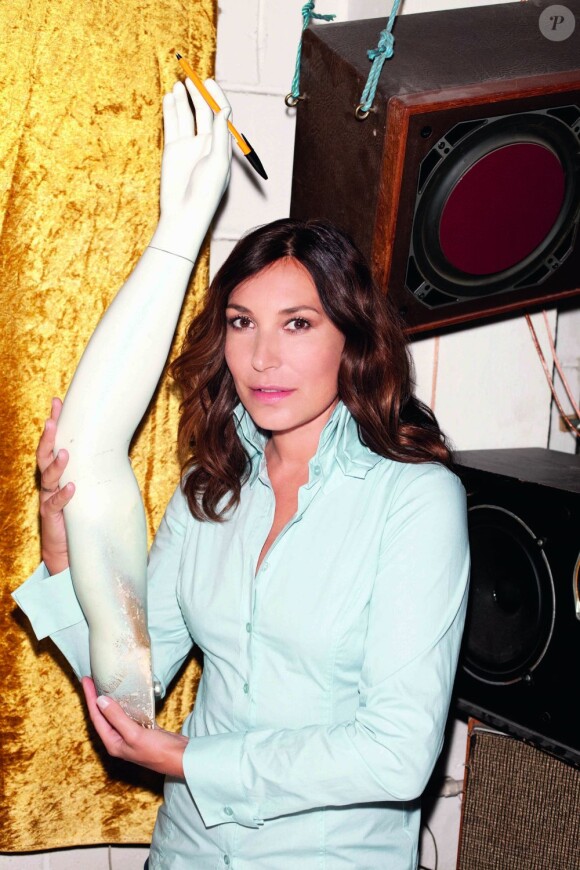 Zazie se mue en mannequin rock et chic pour la marque française Mais il est où le soleil ? et présente la collection hiver 2011.