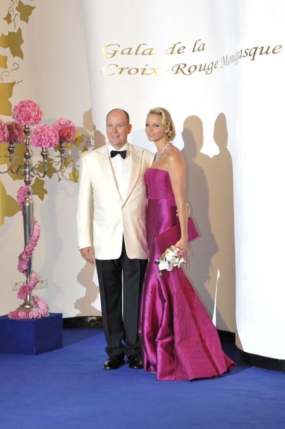 Albert II de Monaco et sa douce Charlene assistent au 63e Bal de la Croix-Rouge monégasque, le 5 août 2011.