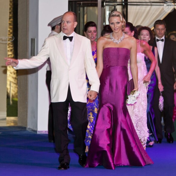 Albert II de Monaco et sa douce Charlene assistent au 63e Bal de la Croix-Rouge monégasque, le 5 août 2011.