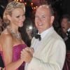 Albert II de Monaco et sa douce Charlene assistent au 63e Bal de la Croix-Rouge monégasque, le 5 août 2011.