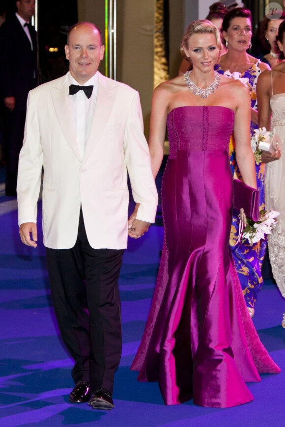 Albert II de Monaco et sa douce Charlene assistent au 63e Bal de la Croix-Rouge monégasque, le 5 août 2011.