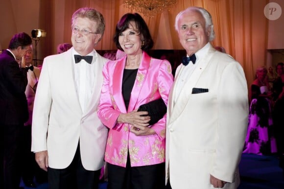 Denise Fabre, son mari Francis et Yves Piaget au 63e bal de la Croix-Rouge, le 5 août 2011.