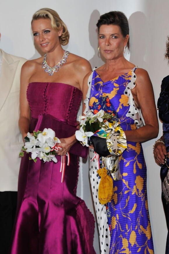 Stéphanie et Caroline épaulent le prince Albert de Monaco, leur frère, lors du 63e bal de la Croix-Rouge monégasque. 5 août 2011