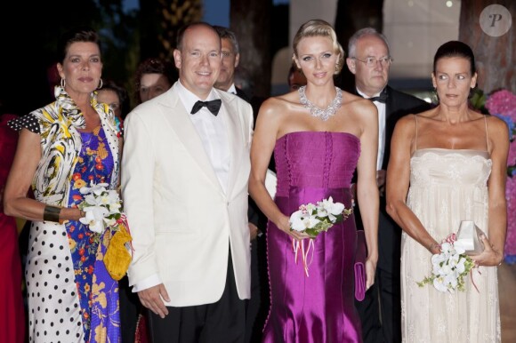 Stéphanie, Caroline, Albert de Monaco et Charlene au 63e bal de la Croix-Rouge, le 5 août 2011.