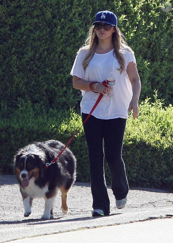 Hilary Duff promène son chien à Los Angeles, vendredi 5 août 2011.