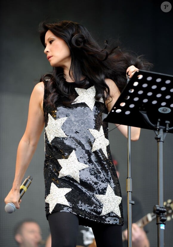 Lucy Liu avec The Bullits sur la scène du Chill Festival à Herefordshire au Royaume-Uni, le 6 août 2011. À 42 ans, l'actrice affiche toujours une plastique parfaite...