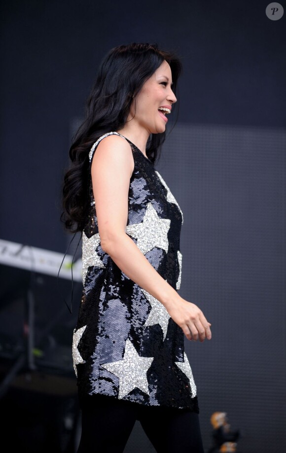 Lucy Liu avec The Bullits sur la scène du Chill Festival à Herefordshire au Royaume-Uni, le 6 août 2011.