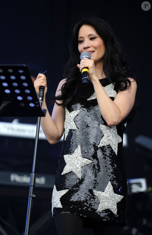 Lucy Liu avec The Bullits sur la scène du Chill Festival à Herefordshire au Royaume-Uni, le 6 août 2011.