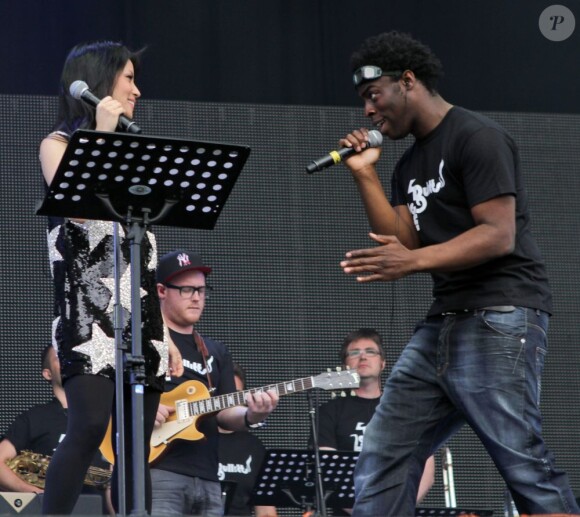 Lucy Liu avec The Bullits sur la scène du Chill Festival à Herefordshire au Royaume-Uni, le 6 août 2011.