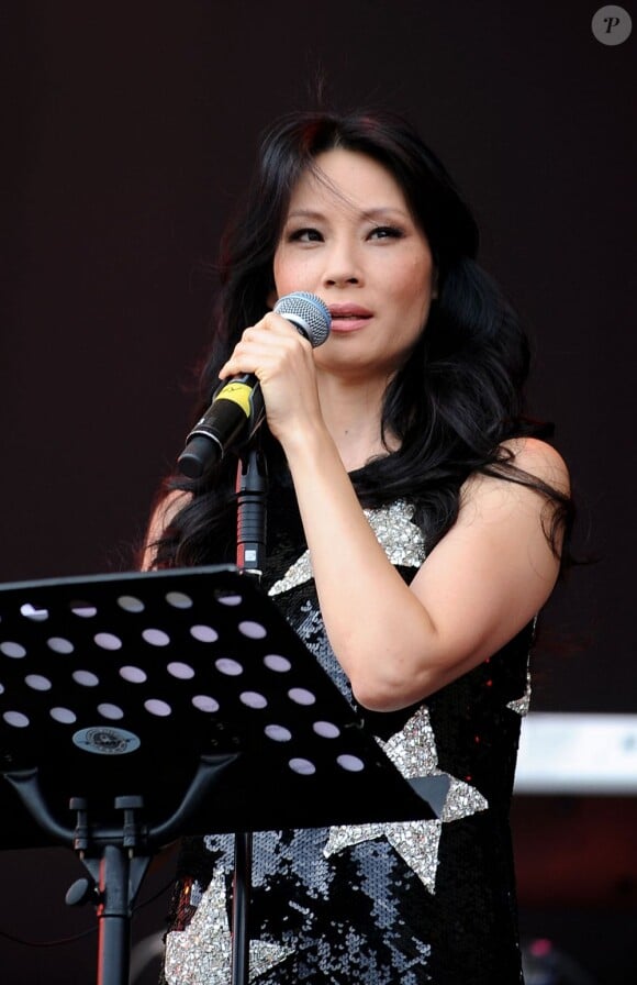 Lucy Liu avec The Bullits sur la scène du Chill Festival à Herefordshire au Royaume-Uni, le 6 août 2011. Au cinéma, elle s'est récemment illustrée dans le rôle de Vipère dans Kung-Fu Panda 2.