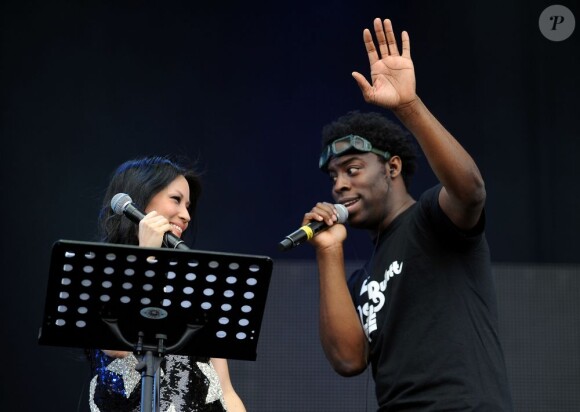 Lucy Liu avec The Bullits sur la scène du Chill Festival à Herefordshire au Royaume-Uni, le 6 août 2011.