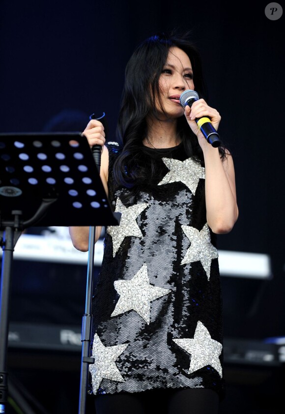 Lucy Liu avec The Bullits sur la scène du Chill Festival à Herefordshire au Royaume-Uni, le 6 août 2011.