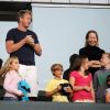Gordon Ramsay observe le match tout en gardant un oeil sur ses enfants et ceux des Bekcham, à Los Angeles, le 6 août 2011.