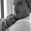 Nouvelle photo de l'adorable Harper dans les bras de son papa, prise par Victoria Beckham et posté sur Twitter le 7 août 2011.