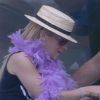 Sabrina enfile son meilleur costume de voyante.