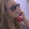 Aurélie répond au téléphone rouge.