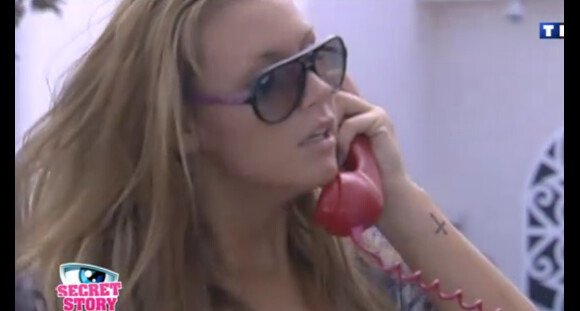 Aurélie répond au téléphone rouge.