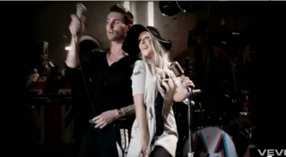 Adam Levine, épaulé par Christina Aguilera, de Maroon 5 se frotte à Mick Jagger dans le clip de Moves like Jagger, quatrième single extrait de l'album Hands all over.