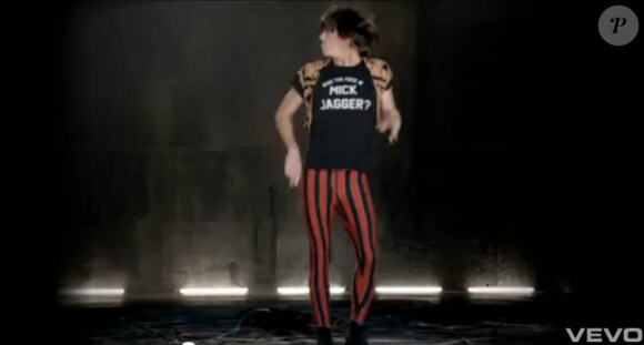 Adam Levine de Maroon 5 se frotte à Mick Jagger dans le clip de Moves like Jagger, quatrième single extrait de l'album Hands all over.