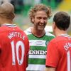Star d'Hollywood, Gerard Butler n'en a pas renié pour autant sa passion pour le football et sa pour le club du Celtic Glasgow : il s'ets d'ailleurs fait un plaisir d'en porter les couleurs, le 9 août 2011 au Celtic Park, pour défier les légendes de Manchester United dans un match caritatif.
