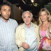 Charles Aznavour entouré de sa fille Katia et de son gendre, à Ramatuelle, le 4 août 2004.