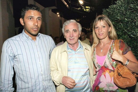 Charles Aznavour entouré de sa fille Katia et de son gendre, à Ramatuelle, le 4 août 2004.