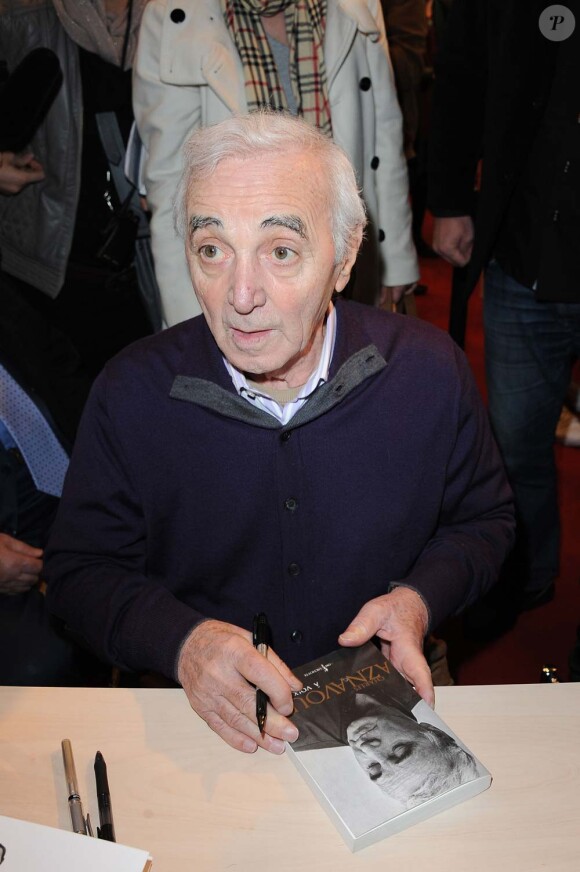 Charles Aznavour au salon du livre, à Paris, le 19 mars 2011.