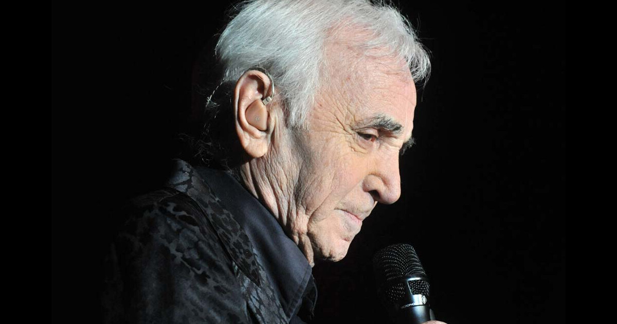 Charles Aznavour en vacances : ''Je ne sais pas nager, j'ai des flotteurs''