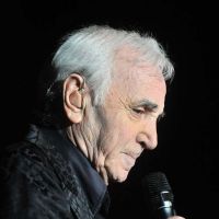 Charles Aznavour en vacances : ''Je ne sais pas nager, j'ai des flotteurs''