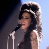 Amy Winehouse en 2007...
Dans les heures qui suivirent l'annonce de la mort d'Amy Winehouse, des milliers de fans sont venus se recueillir avec sa famille devant son domicile de Camden, dans le nord de Londres. Pendant que certains parmi ceux autorisés à pénétrer chez elle se servaient dans ses affaires...