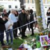 Dans les heures qui suivirent l'annonce de la mort d'Amy Winehouse, des milliers de fans sont venus se recueillir avec sa famille devant son domicile de Camden, dans le nord de Londres. Pendant que certains parmi ceux autorisés à pénétrer chez elle se servaient dans ses affaires...