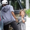 Comme tous les matins, Halle Berry accompagne sa fille Nahla à l'école. Los Angeles, 10 août 2011