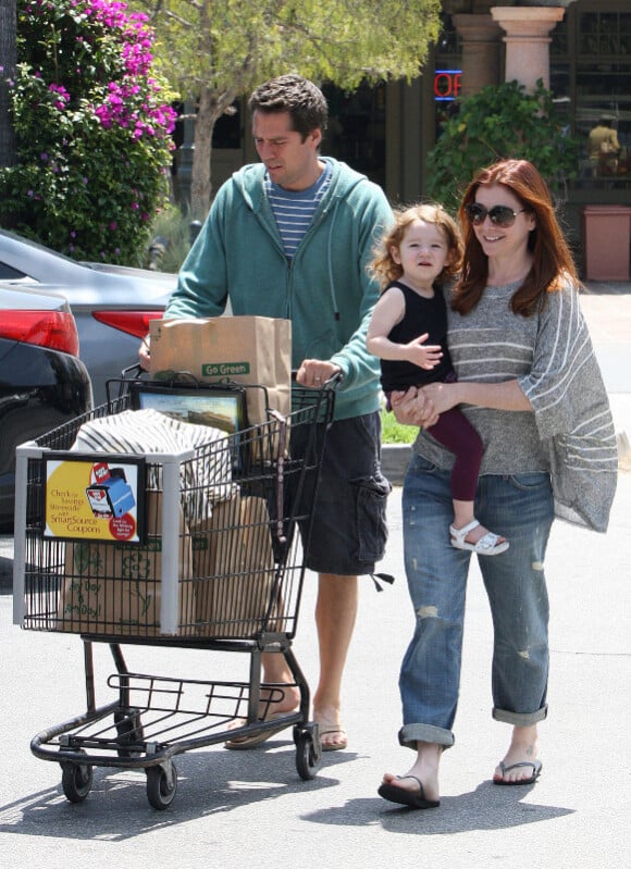 Alyson Hannigan fait des courses avec son mari Alexis Denisof et leur fille Satyana, à Los Angeles le 13 août 2011