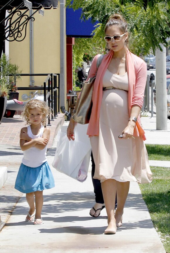 Jessica Alba a accouché d'une seconde petite fille, Haven Garner, le 13 août 2011 ! Ici avec sa fille Honor en juillet 2011 à Los Angeles 