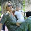 Penny Lancaster et son fils Aiden Stewart profitent du soleil au parc à Los Angeles, le 14 août 2011.