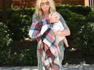 Penny Lancaster : Pause tendresse avec bébé pour la superbe mère poule