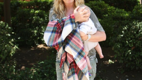 Penny Lancaster : Pause tendresse avec bébé pour la superbe mère poule