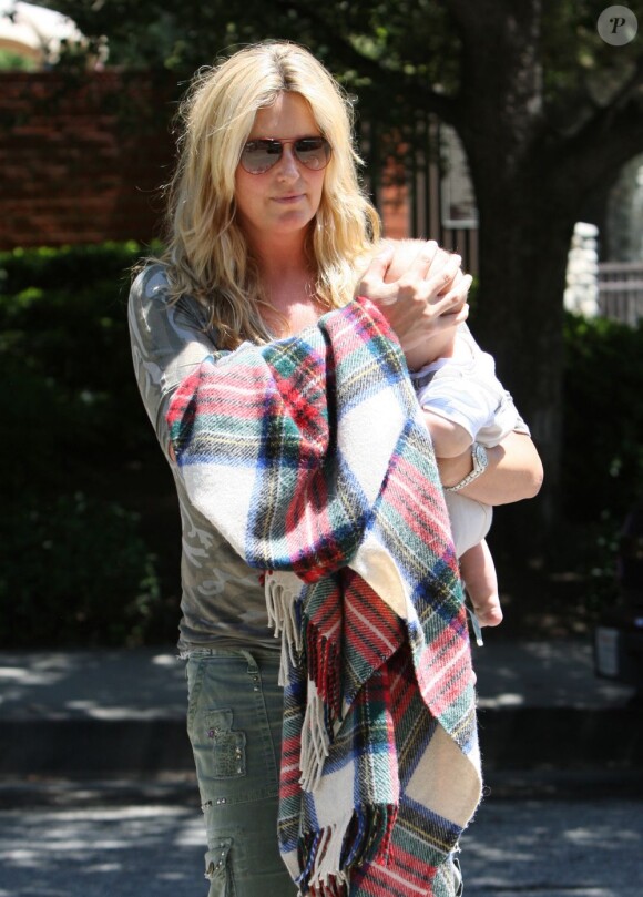 Penny Lancaster et son fils Aiden Stewart profitent du soleil au parc à Los Angeles, le 14 août 2011.