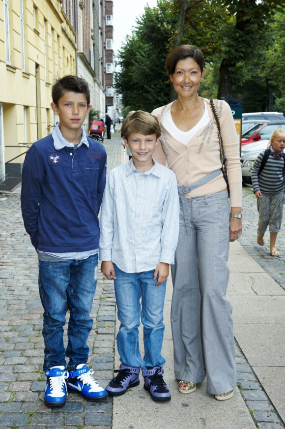 Les princes Nikolai, presque 11 ans, et Felix, 9 ans, ont fait leur rentrée à l'école Krebs de Copenhague le 15 août 2011, accompagnés par leur mère la comtesse Alexandra, ex-épouse du prince Joachim de Danemark.