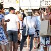 Jerry hall se promène sur le port de Saint-Tropez et prend en photo des amis le 15 août 2011
